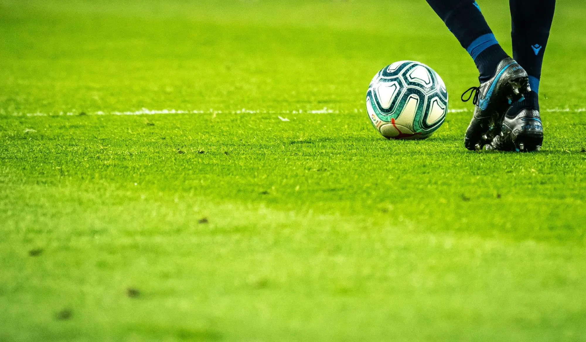 Fudbalska lopta i kopačka na terenu – klađenje na fudbal na startu sezone