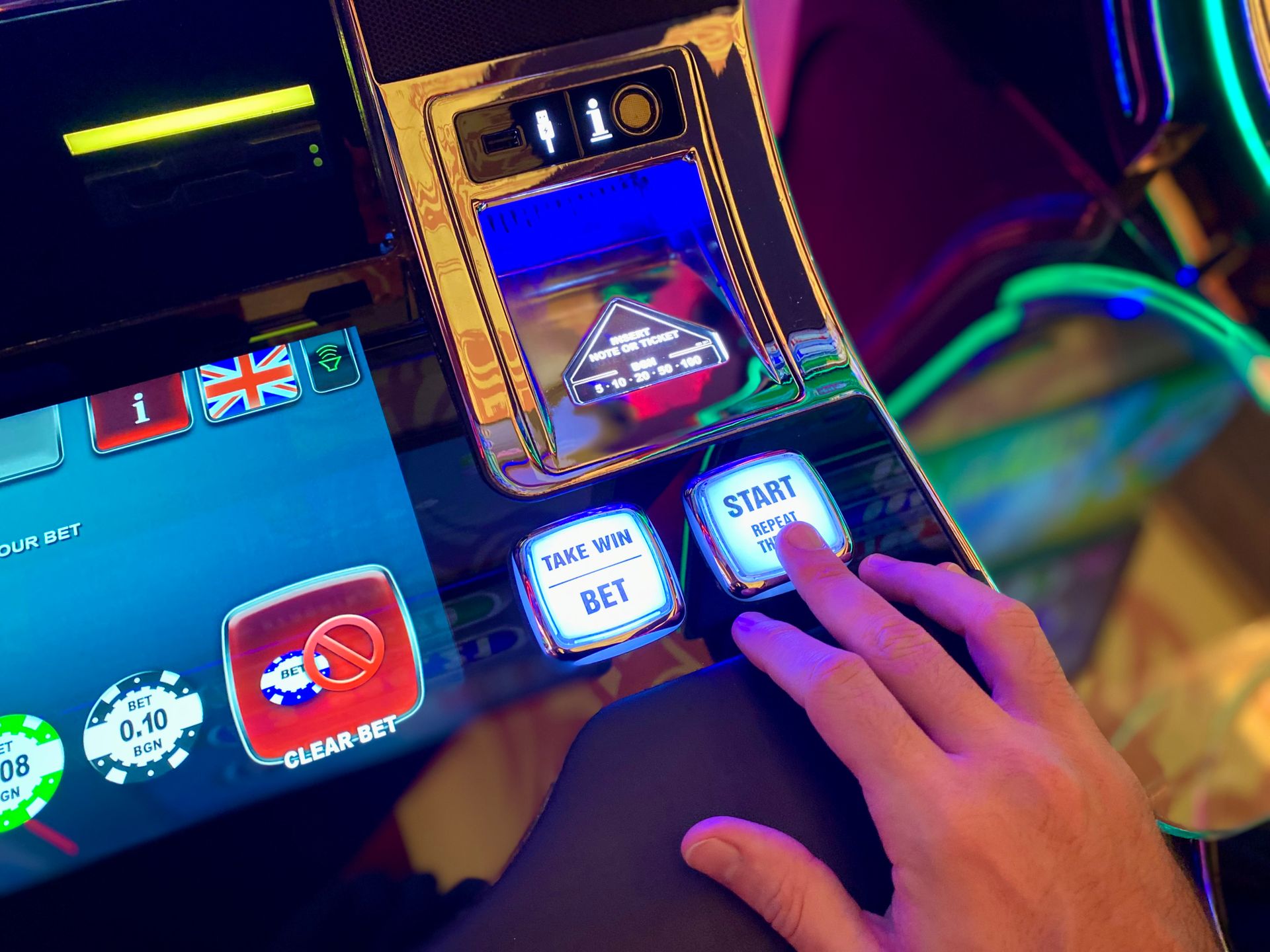 Ruka na osvetljenim dugmadima slot automata – Hold and Win mehanika u slot igrama