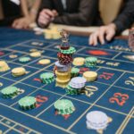 Zloženi kazino žetoni na igralni masi – kazino sa brzim isplatama dobitka