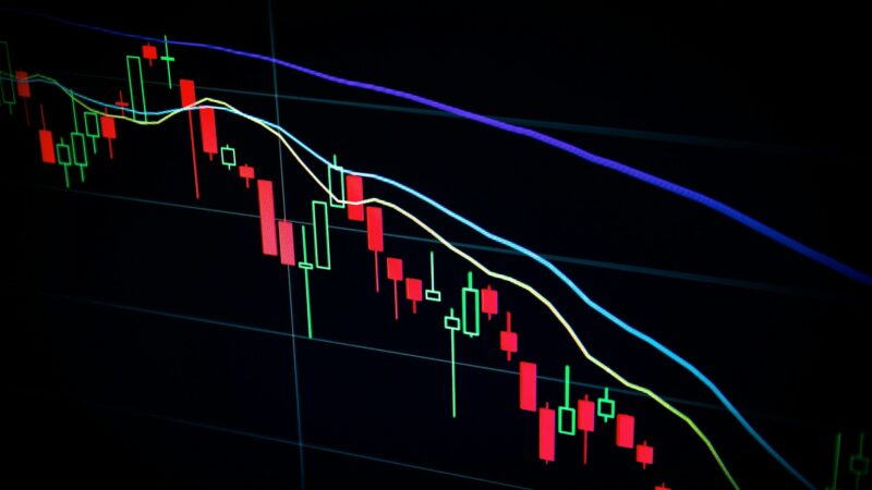 Candlestick grafikon na tamnom ekranu, simbol tržišnog formiranja cena kakav koriste prediction markets platforme poput Kalshi i Polymarket