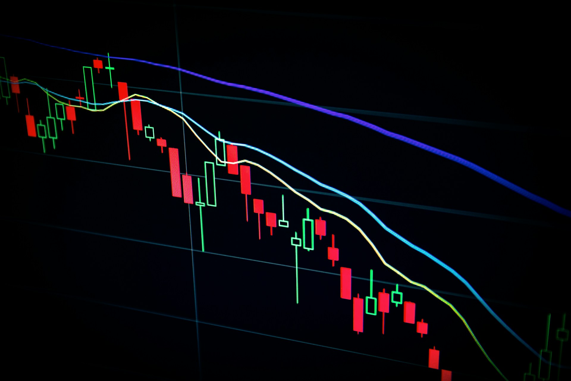 Candlestick grafikon na tamnom ekranu, simbol tržišnog formiranja cena kakav koriste prediction markets platforme poput Kalshi i Polymarket