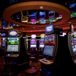 Šareni kazino pod sa osvetljenim slot mašinama, ilustracija za vest o partnerstvu MaxBet-a i Expanse Studios-a