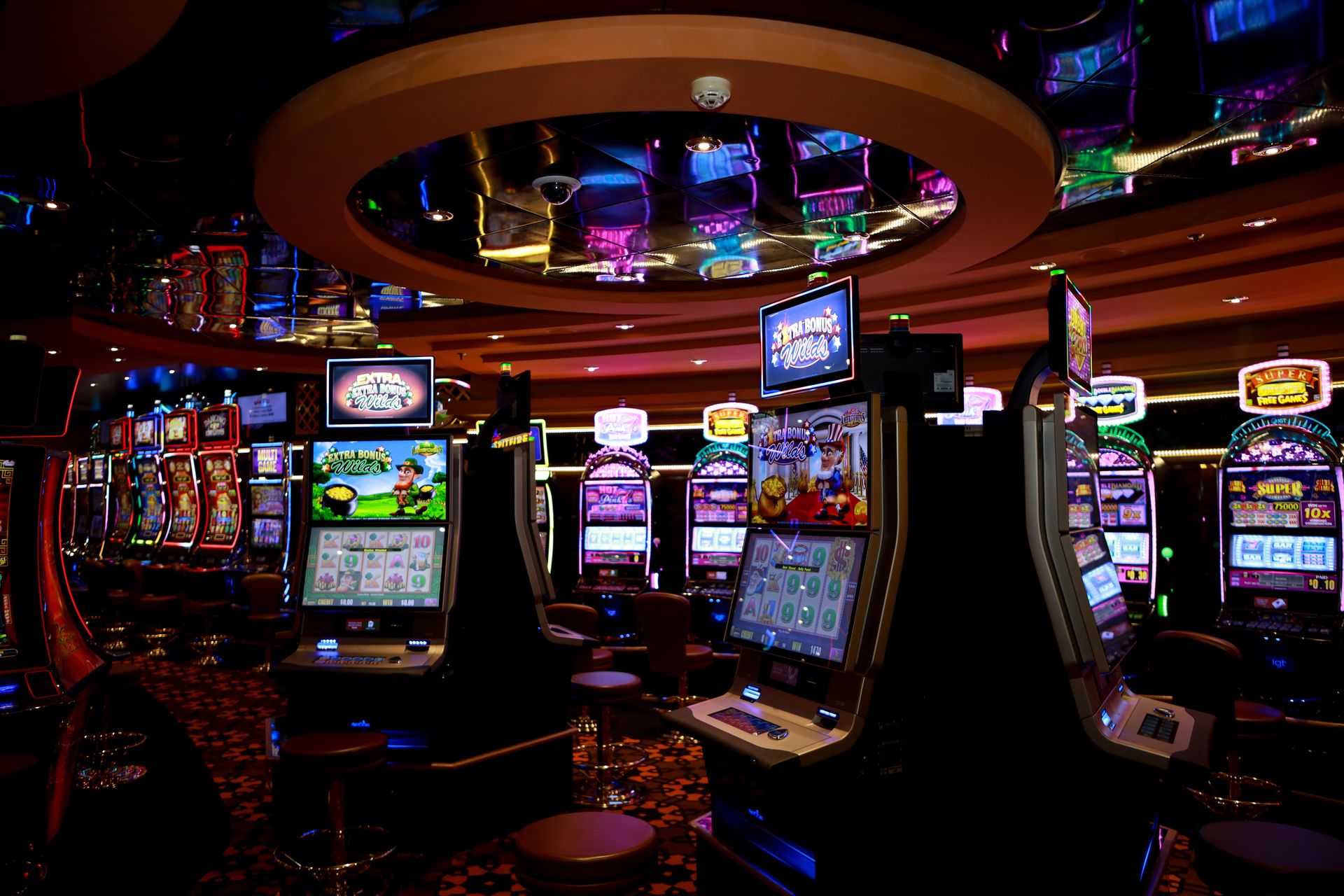 Šareni kazino pod sa osvetljenim slot mašinama, ilustracija za vest o partnerstvu MaxBet-a i Expanse Studios-a