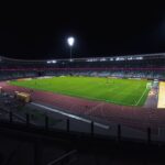 Osvetljeni fudbalski stadion i teren noću, ilustracija za vodič o value kvotama u fazi lige Lige šampiona