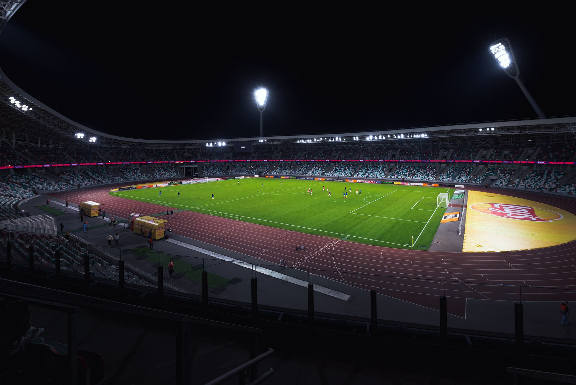 Osvetljeni fudbalski stadion i teren noću, ilustracija za vodič o value kvotama u fazi lige Lige šampiona